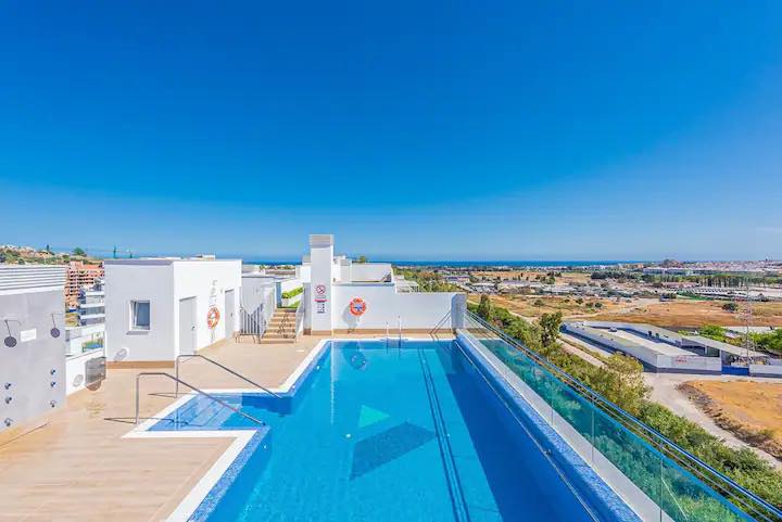 Infinity zoutwaterzwembad van Residencia Jardin del Rio met zeezicht, Nueva Andalucía Marbella