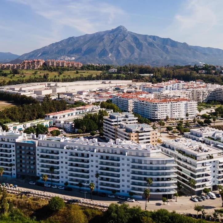 Luchtfoto van Residencia Jardin del Rio en omgeving, Nueva Andalucía
