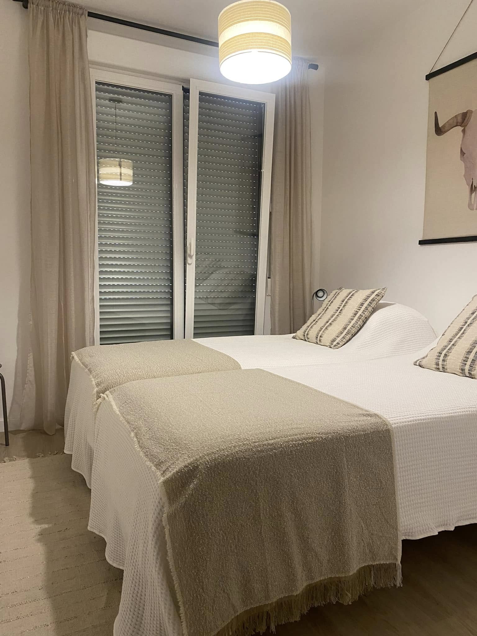 Slaapkamer met twee eenpersoonsbedden, Residencia Jardin del Rio