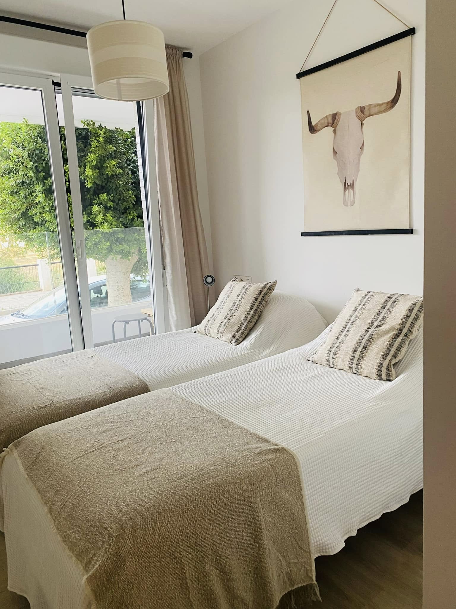 Slaapkamer met uitzicht op tuin, Residencia Jardin del Rio