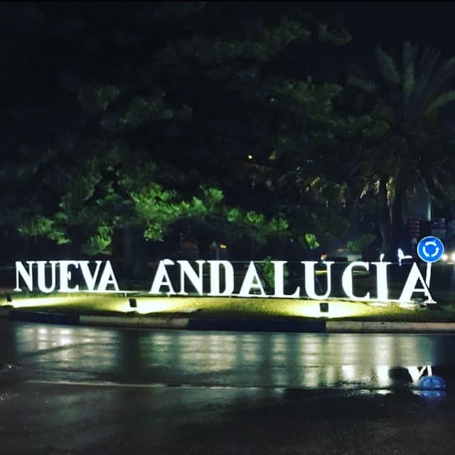 Nueva Andalucía bord verlicht bij nacht