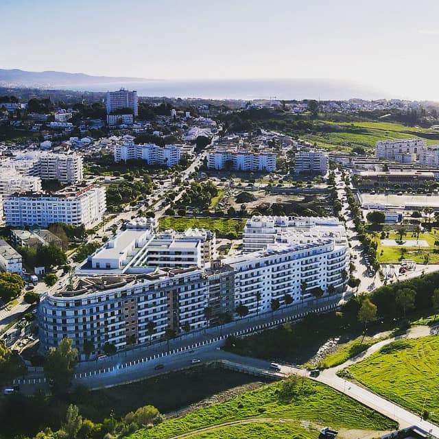 Luchtfoto van Nueva Andalucía richting de zee
